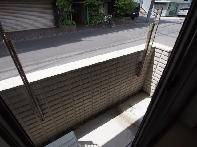 バルコニー　1階ですが時間帯によって日差しも入ります