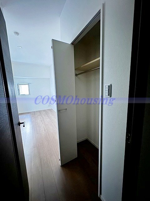 収納　別のお部屋写真です。床の色　トップグレー