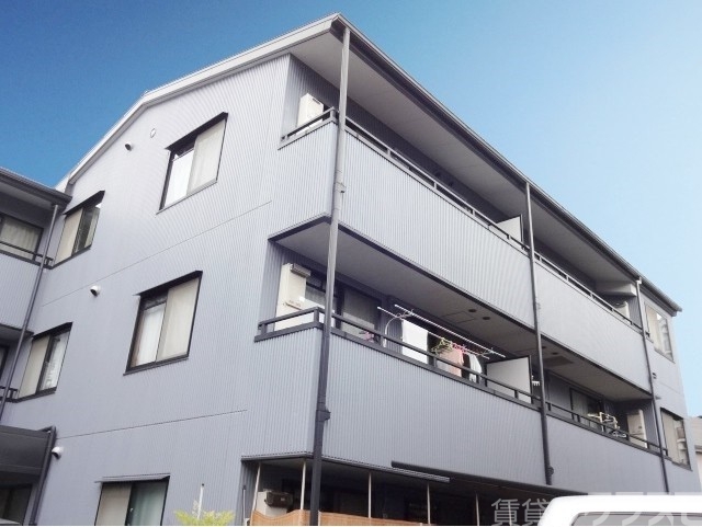 建物外観　ＪＲ線・大阪御堂筋線・阪急線の利用が可能。