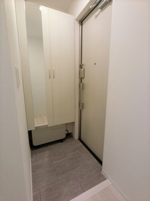 玄関　玄関 鏡付きシューズボックス付き