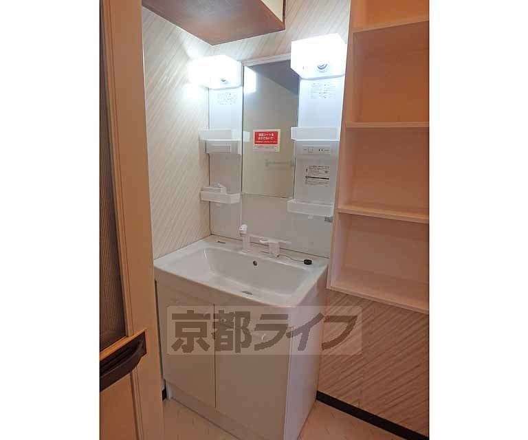 洗面設備　シャワードレッサー独立洗面台です。