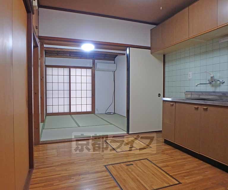 居室・リビング　ダイニングキッチンから居室方向です。一体で広く使うこと...