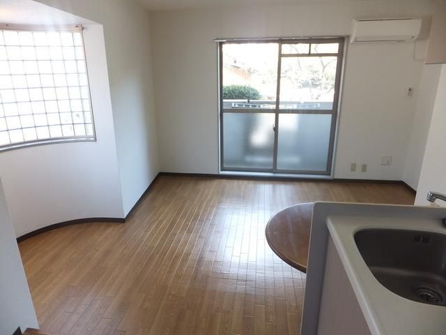 居室・リビング　★意外と明るいお部屋です★