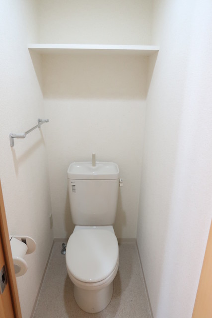 トイレ　上部棚付きのトイレです♪