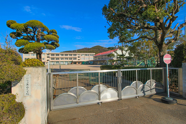 小学校　岡山市立角山小学校（小学校）まで1445m