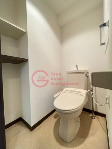 トイレ　落ち着いた色調のトイレです