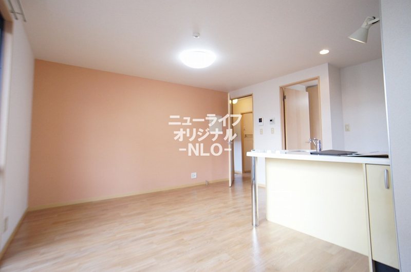 居室・リビング　温かみのあるアクセントクロスを採用したリビング☆