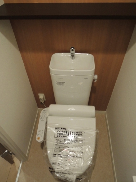トイレ　温水洗浄便座※別号室の参考写真になります。
