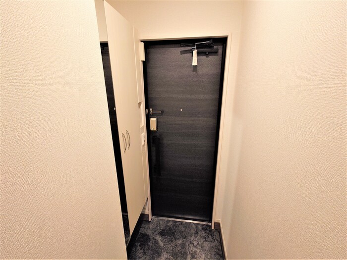 玄関　写真は同建物の別部屋を参考に掲載しております。