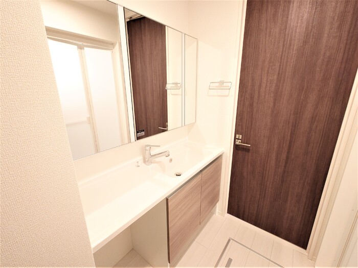 洗面設備　写真は同建物の別部屋を参考に掲載しております。