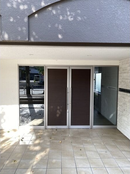 エントランス　初期費用分割可★ご希望の場所まで無料送迎サービス付♪