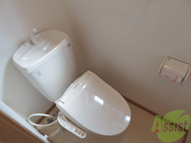 トイレ　ウォシュレット機能がついたトイレです。安心して使用できますね