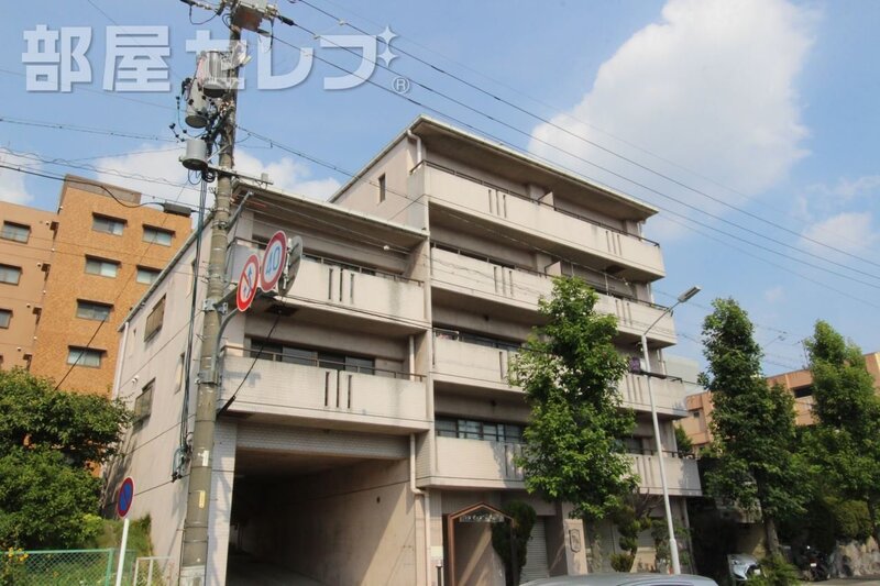 建物外観　緑に囲まれた落ち着く雰囲気の外観です。