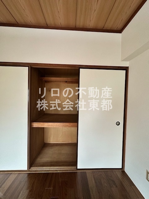 収納　押入れタイプは奥行がある収納力！