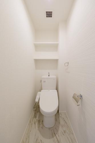 トイレ　落ち着いた色調のトイレです