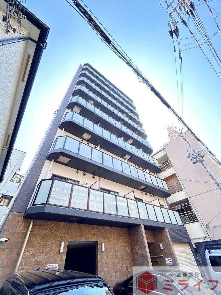 建物外観　街並みに調和しながらも存在感を放つ、洗練されたファサード。