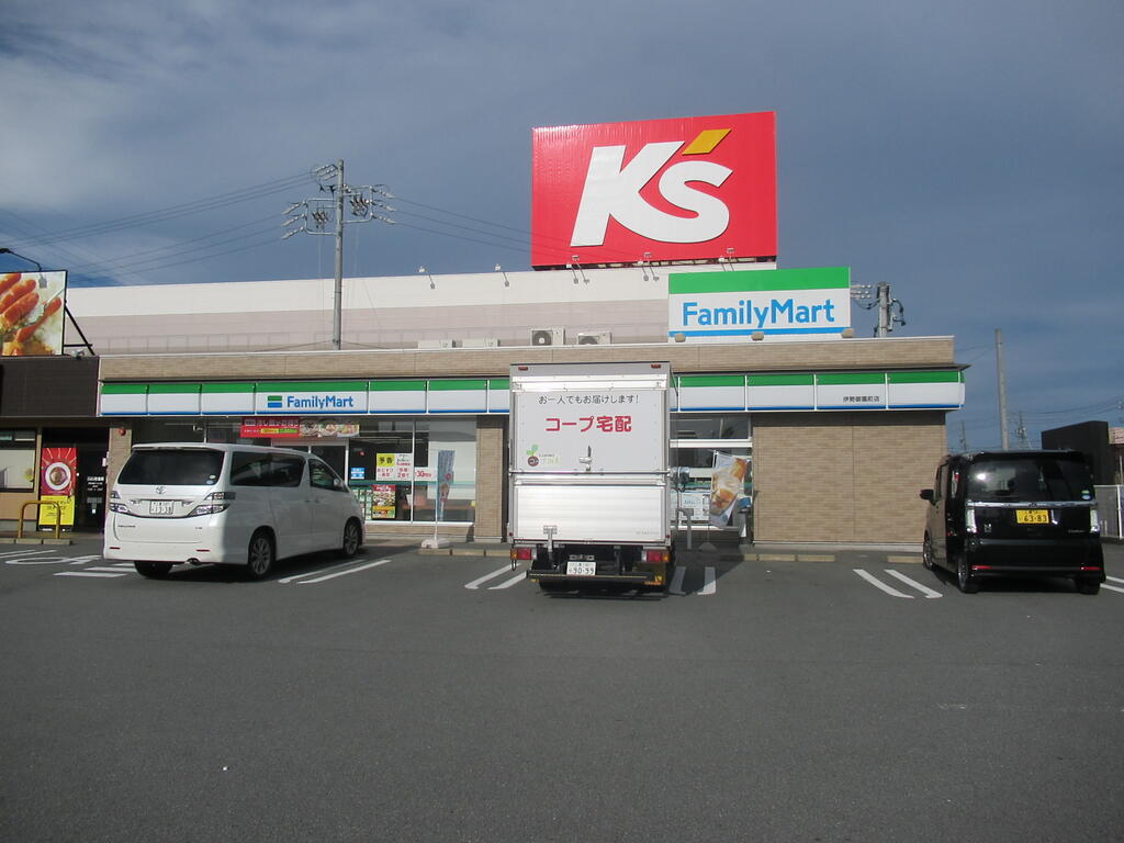 コンビニ　ファミリーマート伊勢御薗町店（コンビニ）まで510m