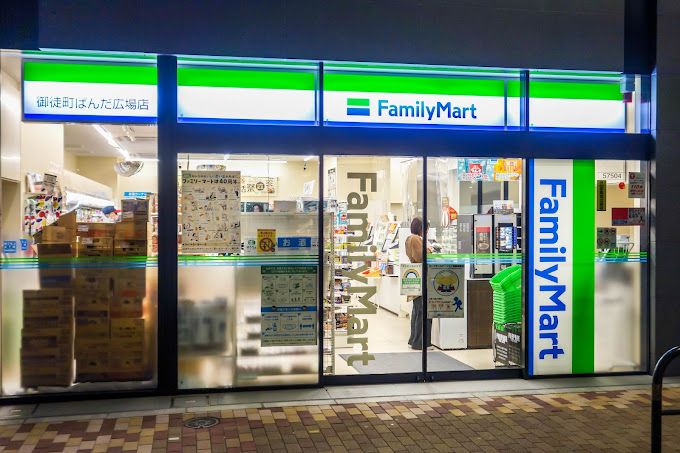 コンビニ　ファミリーマート 御徒町ぱんだ広場店（コンビニ）まで112m
