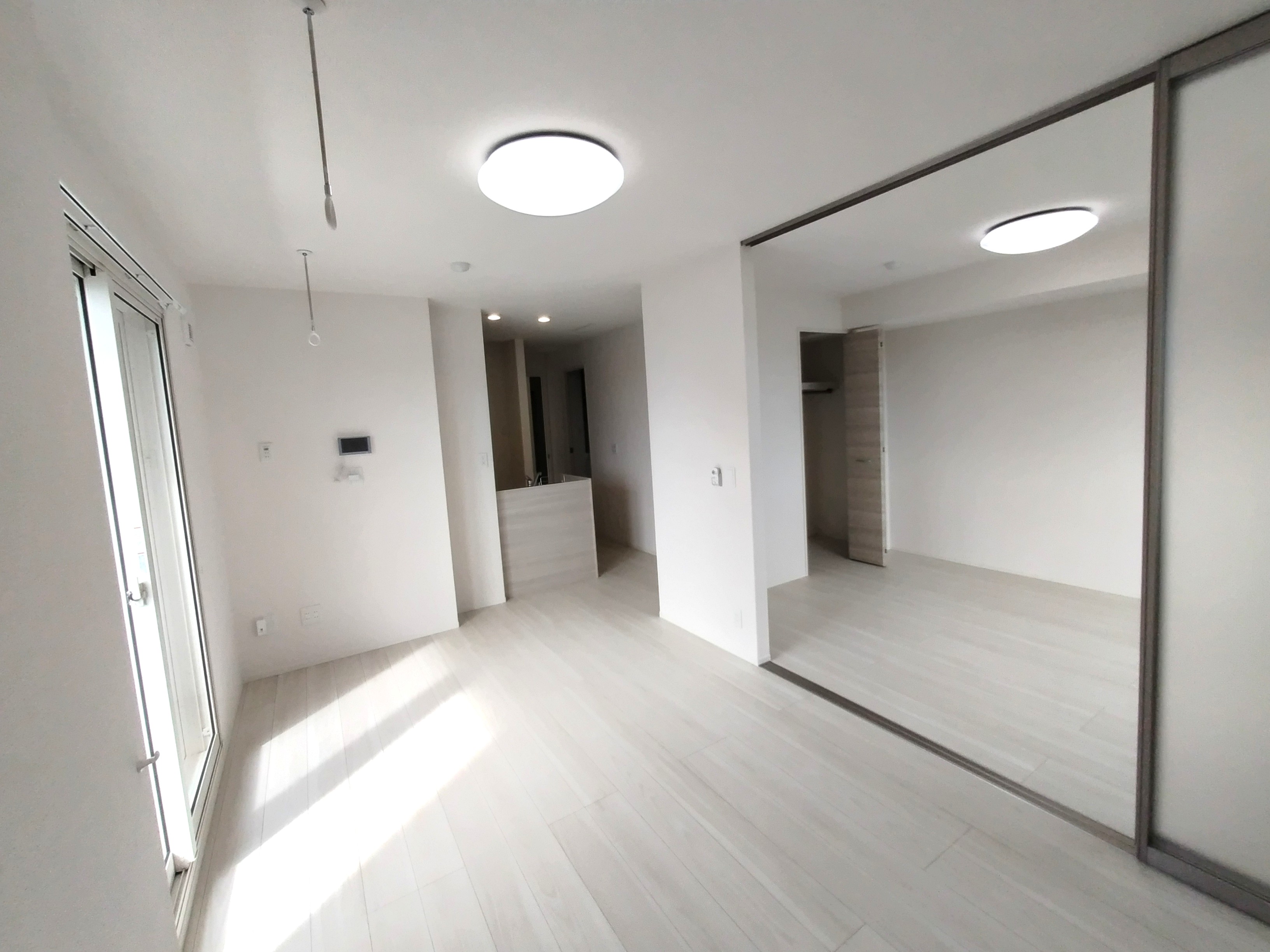 居室・リビング　同物件・別部屋の写真です
