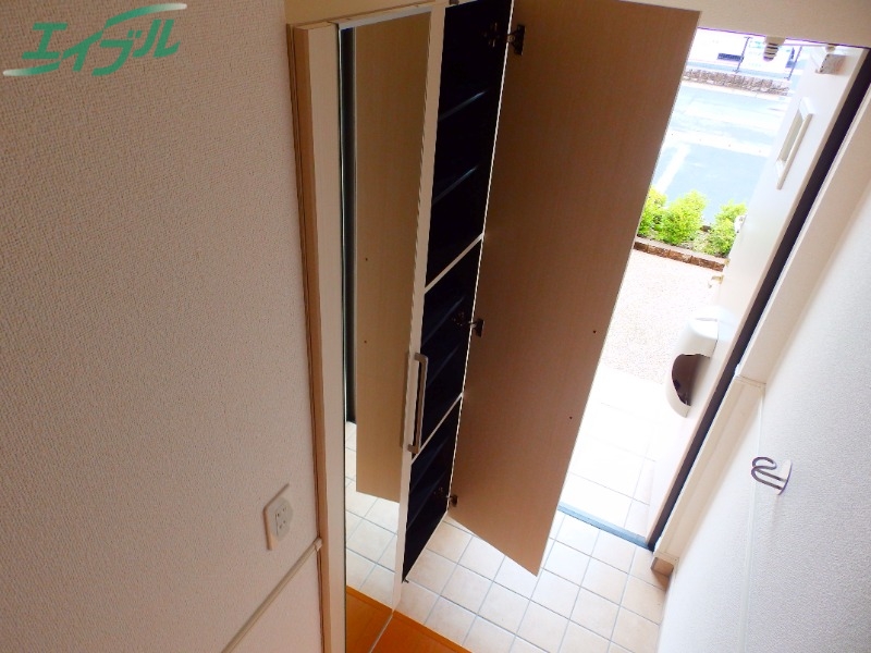 玄関　同型部屋写真です。