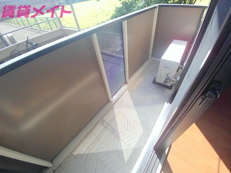 バルコニー　別部屋反転同型タイプ