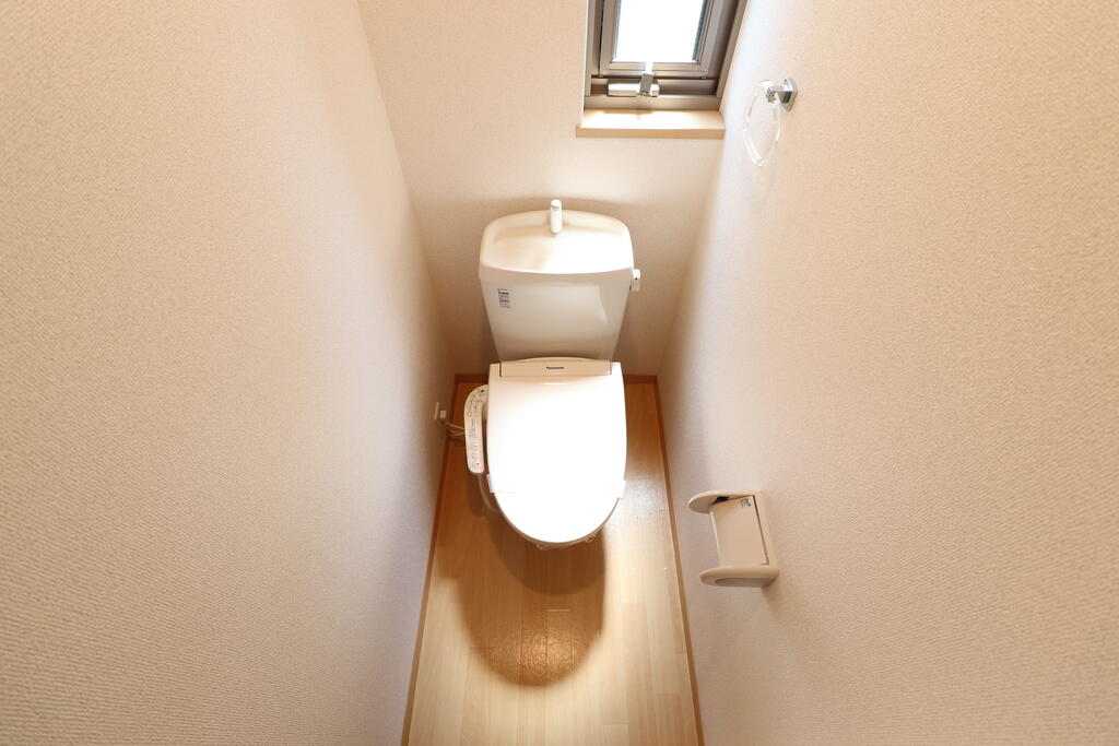 トイレ　トイレにも小窓があり明るいトイレ♪