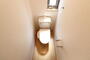 トイレ　トイレにも小窓があり明るいトイレ♪