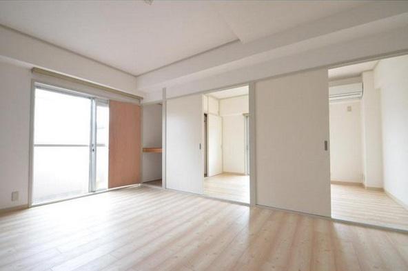 その他部屋・スペース　明るい色の床材を使用したお部屋です。