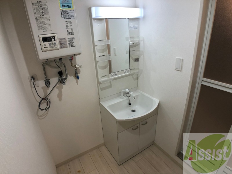 洗面設備　シャンプードレッサー。身支度はここでばっちりですね。