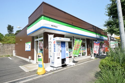 コンビニ　ファミリーマート横浜野庭店（コンビニ）まで731m