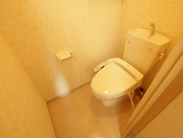 トイレ　温水シャワー付きトイレです