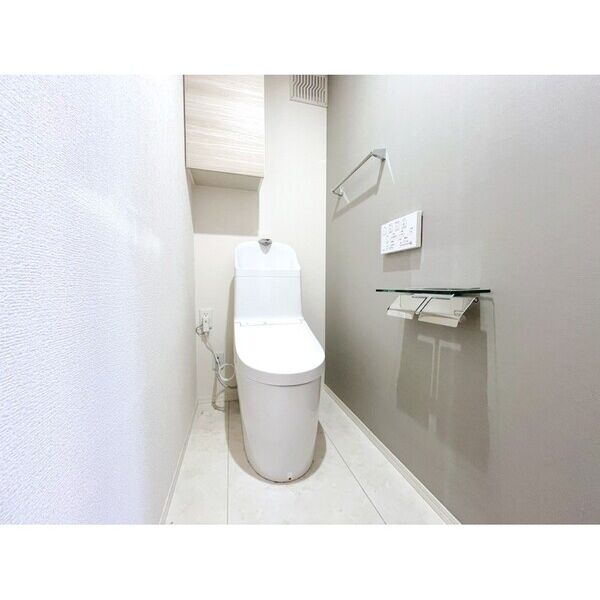 トイレ　落ち着いた色調のトイレです