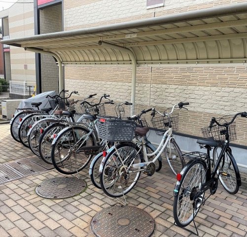 その他　屋根付き駐輪場完備