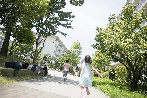 その他共有部分　子どもたちが元気にかけっこしています。