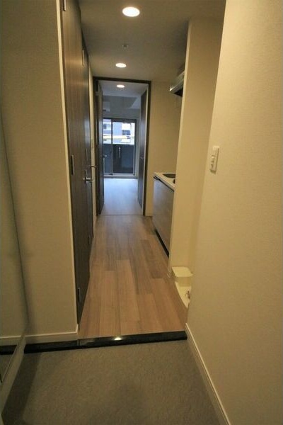 玄関　※写真は同じマンションの違う部屋のものになります。