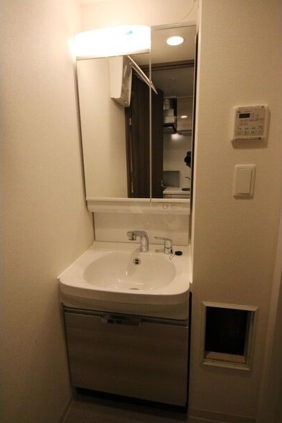 洗面設備　※写真は同じマンションの違う部屋のものになります。