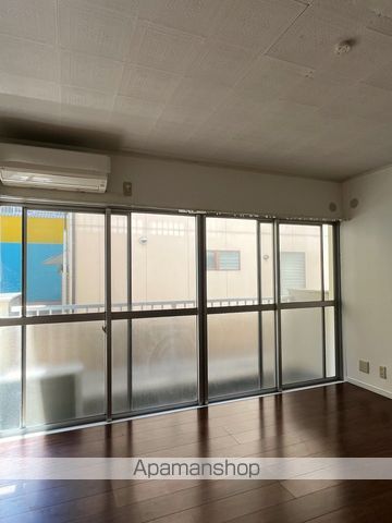 ＪＲ東海道本線 浜松駅 バス乗車時間：16分 最寄りバス停で下車 徒歩9分 3階建 築45年の居間写真