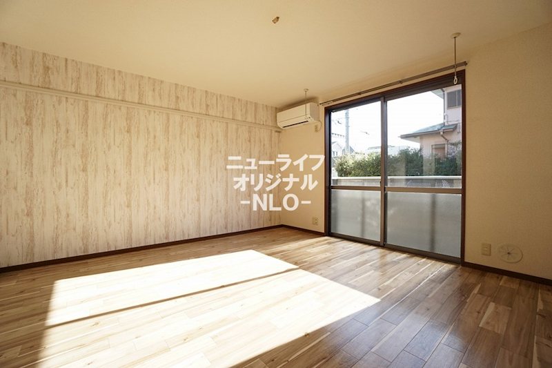 居室・リビング　大きな家具を置いてもゆとりのある13帖居室☆日当たりも良好☆