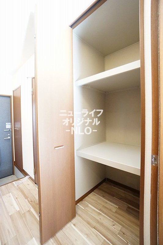 その他設備　廊下収納　季節物やアウトドア用品の収納に役立ちます☆