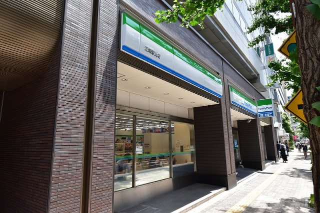 コンビニ　ファミリーマート江坂駅北店（コンビニ）まで379m