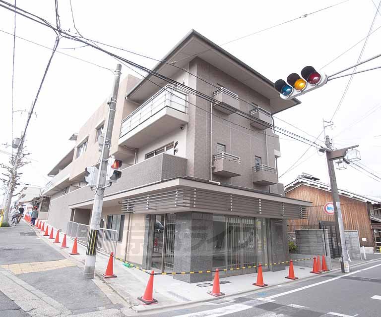 建物外観　角地に建っています。