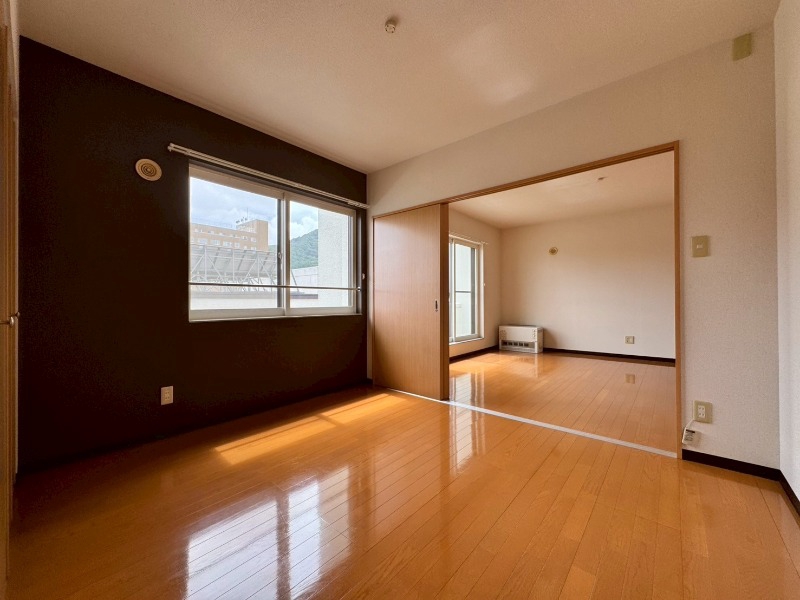 その他部屋・スペース　こちらのお部屋は光が差し込む、温かみのあるお部屋です。
