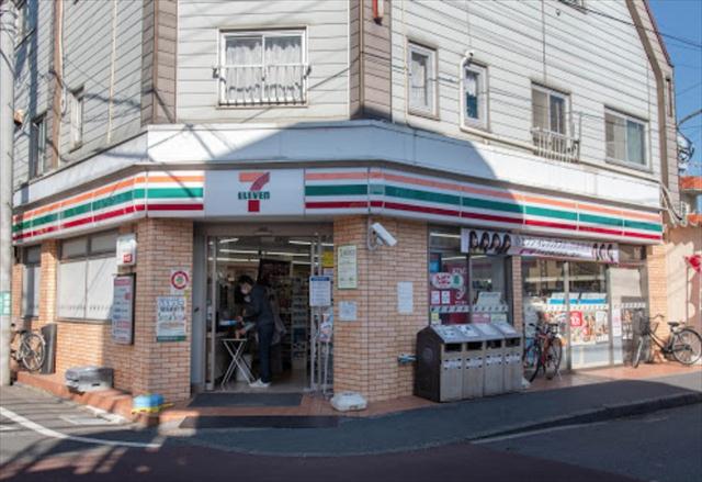 コンビニ　セブンイレブン（コンビニ）まで301m