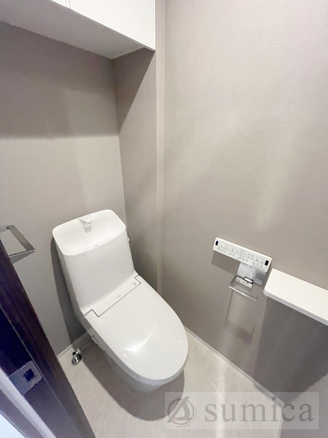 トイレ　人気アイテムの温水洗浄便座。清潔感のあるトイレです。