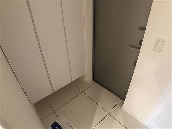 玄関　※別部屋の参考写真です。