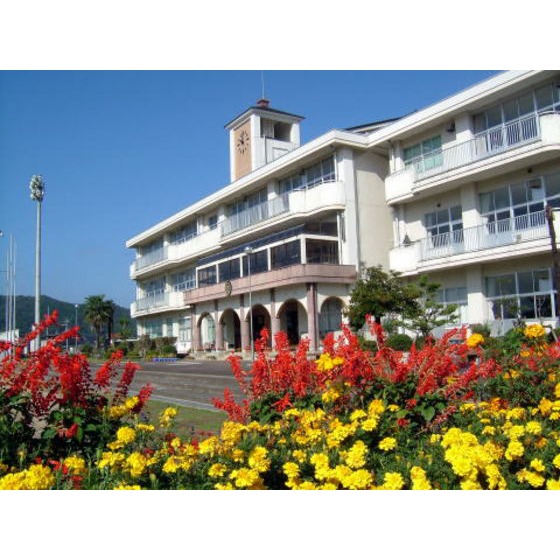 小学校　広島市立中筋小学校（小学校）まで735m