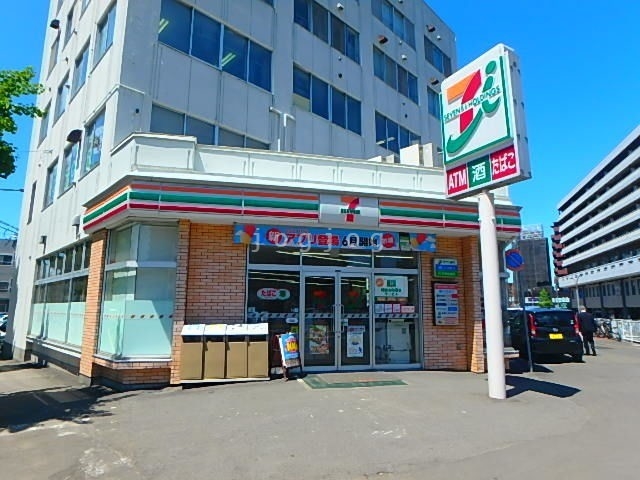 コンビニ　セブンイレブン地下鉄白石駅前店（コンビニ）まで220m