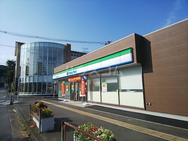 コンビニ　ファミリーマート 平山城址公園駅前店（コンビニ）まで600m