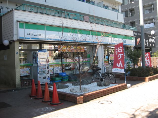 コンビニ　ファミリーマート（コンビニ）まで50m