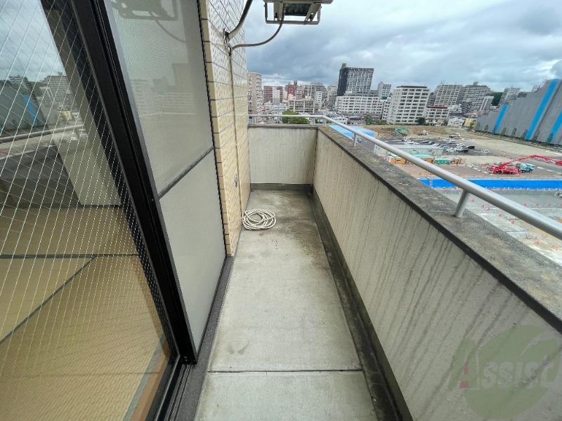 バルコニー　バルコニーは広々してますね。洗濯物もラクラクほせますね。